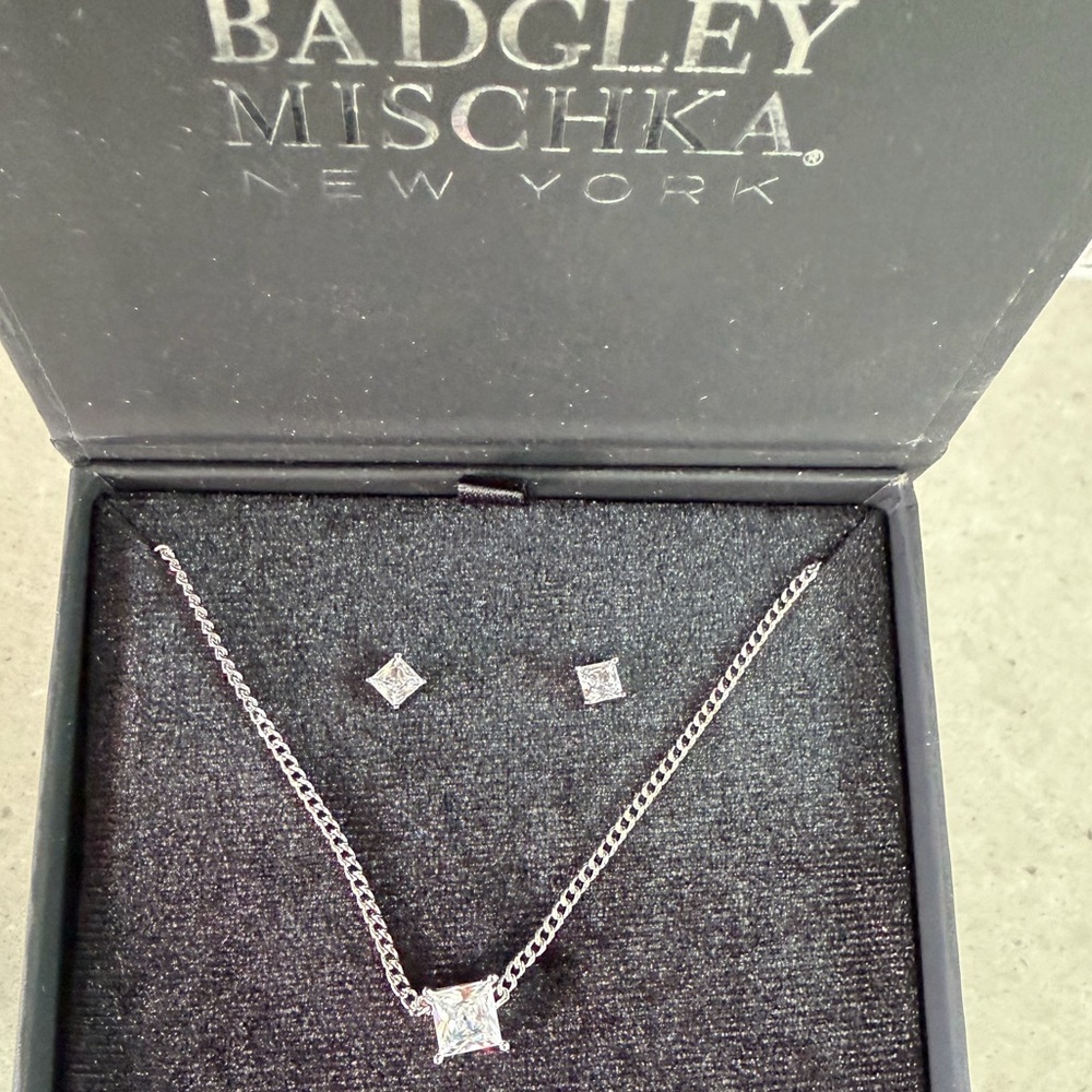 NEW Badgley Mischka Elegant beautiful earring and necklace set Black Box